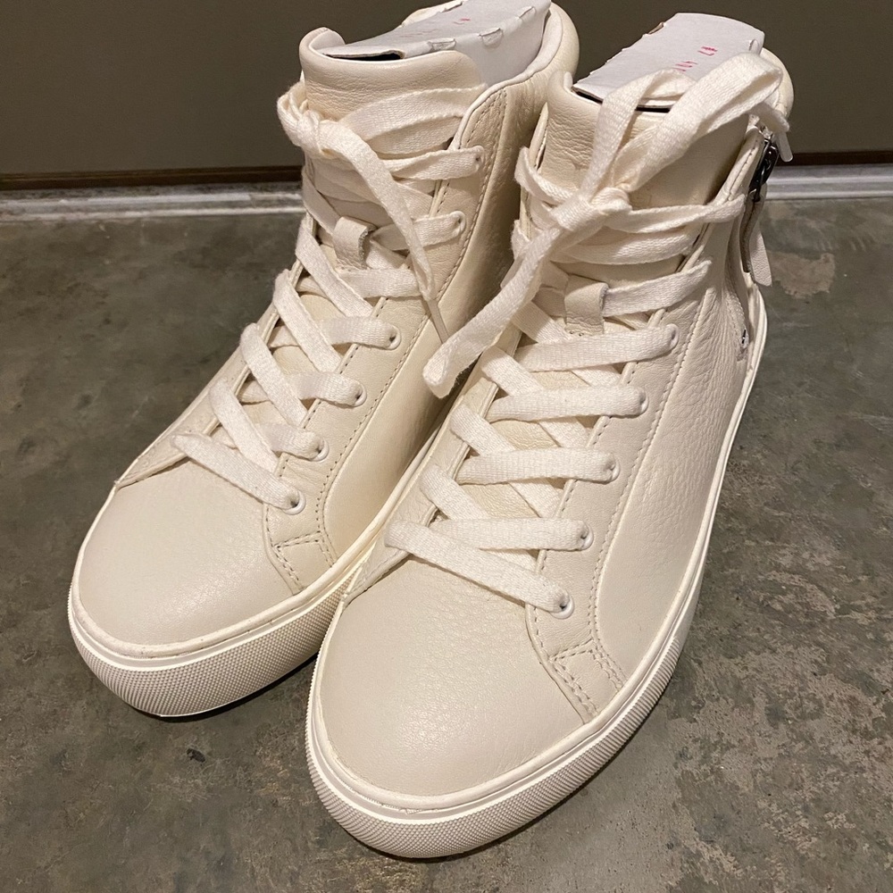 Ugg white lace up sneaker, size 7, new, authentic tag